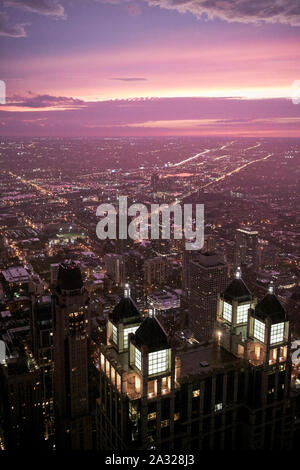 Guardando fuori al tramonto su western chicago al tramonto di chicago, illinois, Stati Uniti d'America Foto Stock