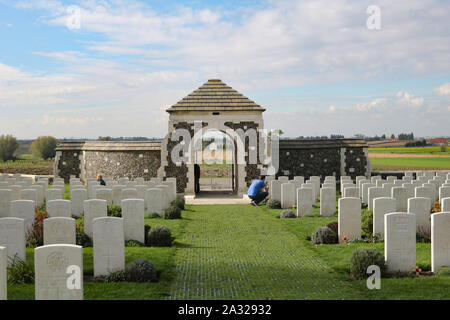 Zonnebeke, Belgio, 09/10/2017. Tyne Cot cimitero, il Commonwealth più grande cimitero di guerra al mondo in termini di sepoltura. Il Tyne Cot Memorial ora b Foto Stock