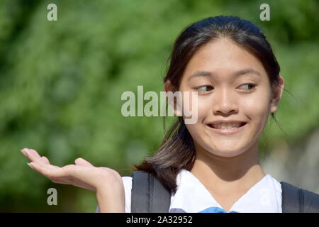 Un indeciso carino Filipina persona Foto Stock