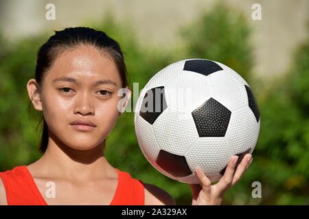 Impassibile Filipina Persona con pallone da calcio Foto Stock