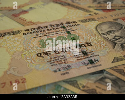 INR. La valuta indiana. Il denaro di India background aziendale. Rupie indiane closeup photo, offuscata indietro. Foto Stock