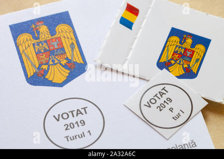 SAN ANTONIO, TEXAS - 4 Ottobre 2019 - la busta e la guarnizione di tenuta con la Romania il logo per le elezioni presidenziali tenutesi a novembre. Voto decisivo per posta Foto Stock