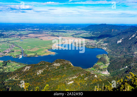 Idillica vista sul Kochelsee, Kochel, Lago Walchensee nelle vicinanze, Alpi dalla montagna Herzogstein. Il Bayern, in Baviera. Germania, confine con Aus Foto Stock