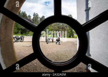 Viandanti Highland viaggio, una passeggiata fron Glen inclinazione per il castello di Blair, la casa ancestrale dei duchi e Earls di Atholl. Il castello è di 740 anni. Foto Stock