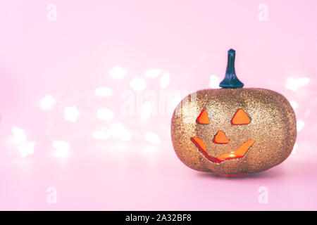 Creative giorno di Halloween composizione. Holiday celebrazione la zucca in rosa Foto Stock