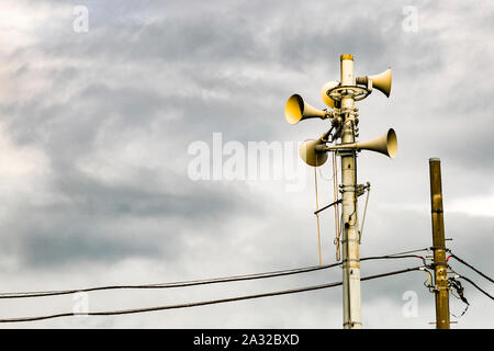 Tsunami Warning Speakers sulla costa giapponese Foto Stock