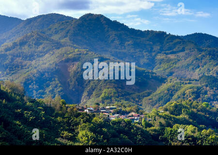 Villaggio di Tefuye nelle montagne Alishan, Chiayi, Taiwan, Asia Foto Stock