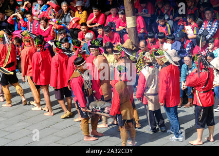 Offerte di un suino in Tsou Mayasvi festival intorno alla Cuba, la tribù della riunione di casa del villaggio di Tefuye nelle montagne Alishan, Chiayi, Taiwan, Asia Foto Stock