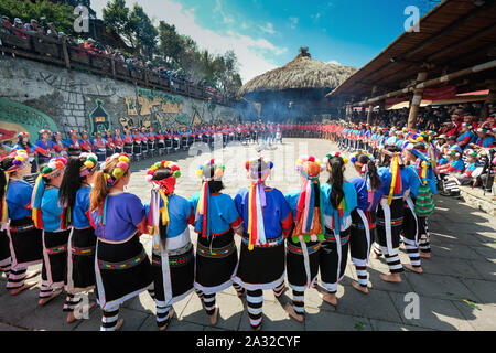 Il canto e la danza celebrazione del rosso e blu-derubato Tsou tribù al Tsou Mayasvi festival intorno alla Cuba, la tribù della riunione di casa del villaggio di Tefuye nel Alishan montagne. Cerimonia principale, tutti i membri della tribù, mano nella mano e portato dagli anziani, ballare e cantare canzoni in lode del Dio della guerra, e il canto le eroiche gesta dei loro antenati. vicino alla città di Chiayi, Taiwan, Asia Foto Stock