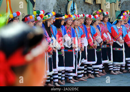 Il canto e la danza celebrazione del rosso e blu-derubato Tsou tribù al Tsou Mayasvi festival intorno alla Cuba, la tribù della riunione di casa del villaggio di Tefuye nel Alishan montagne. Cerimonia principale, tutti i membri della tribù, mano nella mano e portato dagli anziani, ballare e cantare canzoni in lode del Dio della guerra, e il canto le eroiche gesta dei loro antenati. vicino alla città di Chiayi, Taiwan, Asia Foto Stock