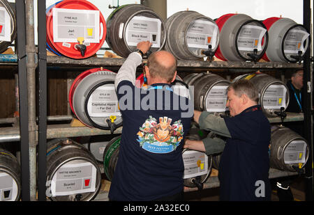 Autunno Racing Weekend & Ascot festa della birra, Ascot Racecourse, Ascot, Berkshire, Regno Unito. 4 Ottobre, 2019. Tirando Pinte per i clienti di sete. Credito: Maureen McLean/Alamy Foto Stock