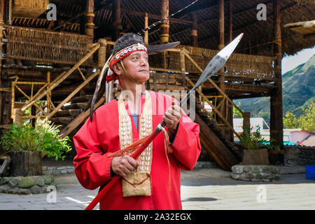 Tsou capo del personale mi-Fu Wang (57) all'Tsou Mayasvi festival nel villaggio di Tefuye nelle montagne Alishan, Chiayi, Taiwan, Asia Foto Stock