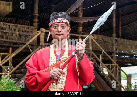 Tsou capo del personale mi-Fu Wang (57) all'Tsou Mayasvi festival nel villaggio di Tefuye nelle montagne Alishan, Chiayi, Taiwan, Asia Foto Stock