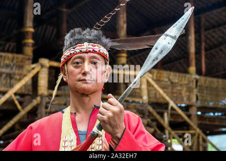 Tsou capo del personale mi-Fu Wang (57) all'Tsou Mayasvi festival nel villaggio di Tefuye nelle montagne Alishan, Chiayi, Taiwan, Asia Foto Stock