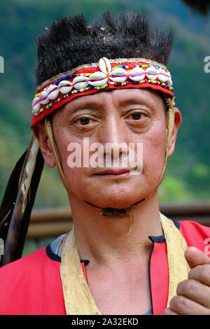 Tsou capo del personale mi-Fu Wang (57) all'Tsou Mayasvi festival nel villaggio di Tefuye nelle montagne Alishan, Chiayi, Taiwan, Asia Foto Stock