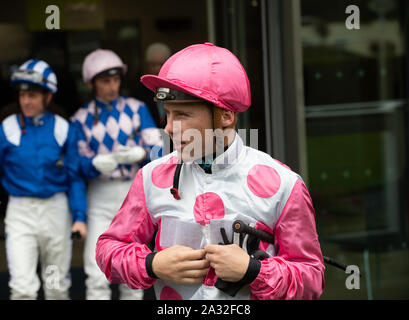 Autunno Racing Weekend & Ascot festa della birra, Ascot Racecourse, Ascot, Berkshire, Regno Unito. 4 Ottobre, 2019. Jockey Stevie Donohoe. Credito: Maureen McLean/Alamy Foto Stock