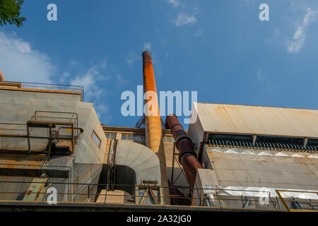 Abbandonato il vecchio impianto di cemento con camino Foto Stock