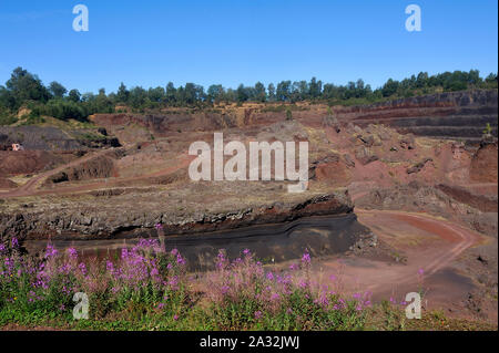 Interno del cratere del vulcano Auvergne Lemptegy aperto al turismo con tour guidato Foto Stock