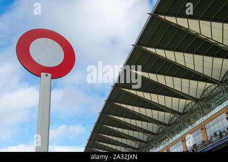 Autunno Racing Weekend & Ascot festa della birra, Ascot Racecourse, Ascot, Berkshire, Regno Unito. 4 Ottobre, 2019. La vincente post a Ascot. Credito: Maureen McLean/Alamy Foto Stock