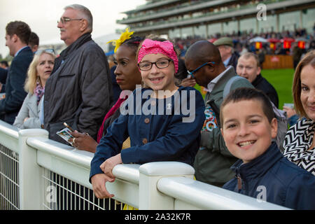 Autunno Racing Weekend & Ascot festa della birra, Ascot Racecourse, Ascot, Berkshire, Regno Unito. 4 Ottobre, 2019. Bambini godendo la loro giornata di gare. Credito: Maureen McLean/Alamy Foto Stock