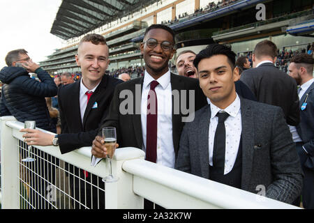 Autunno Racing Weekend & Ascot festa della birra, Ascot Racecourse, Ascot, Berkshire, Regno Unito. 4 Ottobre, 2019. Un giorno i ragazzi fuori. Credito: Maureen McLean/Alamy Foto Stock