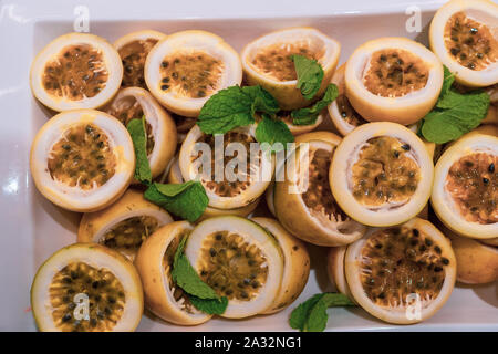 Passione e rabboccato con foglie di menta Foto Stock