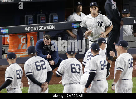 Bronx, Stati Uniti d'America. 04 ott 2019. New York Yankees Aaron giudice prende il campo quando egli viene introdotto prima del gioco uno della American League Division Series contro il Minnesota Twins allo Yankee Stadium venerdì 4 ottobre, 2019 nella città di New York. Foto di Giovanni Angelillo/UPI Credito: UPI/Alamy Live News Foto Stock