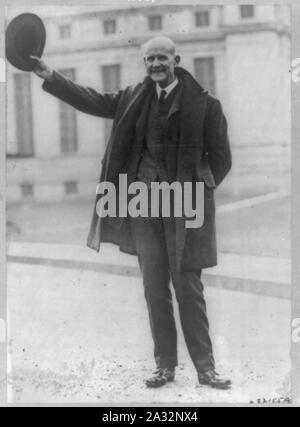 Eugene Victor Debs, 1855-1926, ritratto a figura intera, in piedi, tenendo il cappello in aria, rivolto verso sinistra, fuori del penitenziario federale, Atlanta, Ga. Foto Stock