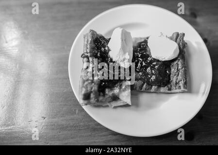 Frittelle finlandese sul tavolo girato in bianco e nero Foto Stock