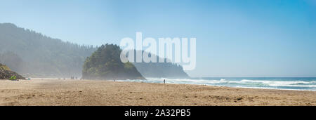 Panorama della spiaggia e scogliere rocciose della Oregon Coast vicino al Lincoln City. Foto Stock