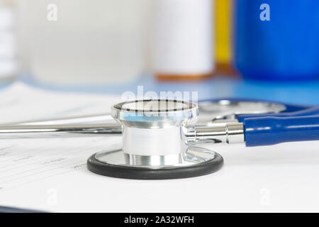 In prossimità di uno stetoscopio con contenitori di farmaci in background. Foto Stock