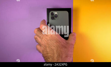 Parigi, Francia - Sep 20, 2019: Man mano unboxing spacchettamento nuovo più recenti computer Apple iPhone 11 Pro e 11 Pro smartphone Max triple-lente della fotocamera e la nuova tecnologia CPU BIONICO Foto Stock