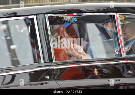 Londra, Regno Unito. Aprile 29, 2011: la principessa Beatrice di York e il Duca di York lasciando Westminster Abbey seguendo le nozze reali del principe William e Kate Middleton. © 2011 Paul Smith / Featureflash Foto Stock