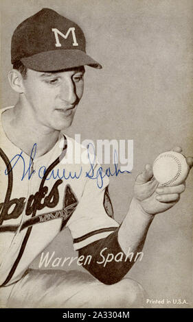 Degli anni Cinquanta era bianco e nero scheda di baseball della Hall of Fame pitcher Warren Spahn con il Milwaukee Braves. Foto Stock