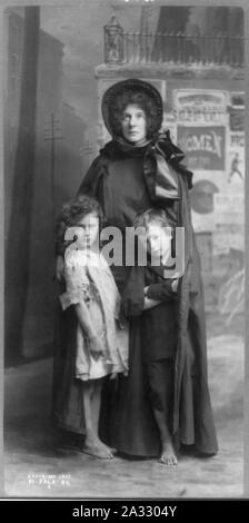 Evangeline Cory Booth, 1865-1950, in piedi, nell esercito della salvezza abito, rivolto verso la parte anteriore; con 2 bambini Foto Stock