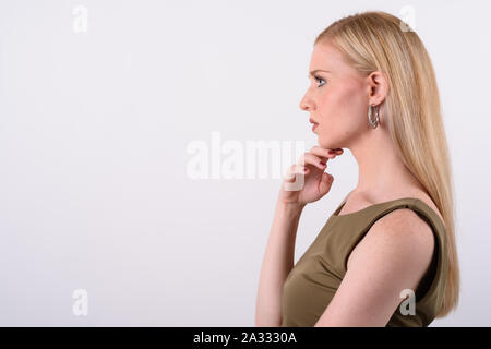 Giovane bella British donna con capelli biondi contro uno sfondo bianco Foto Stock