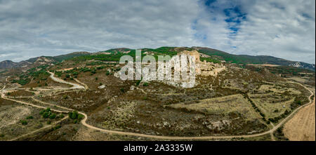 Antenna panorama medievale romanica parzialmente restaurato castello di Loarre vicino a Huesca in Aragona provincia Spagna circondato da nebbia e nuvole Foto Stock