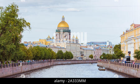 Saint Petersburg, Russia - 18 agosto 2019: St Isaac e il fiume Moyka. La cattedrale è una delle principali attrazioni turistiche della città. Foto Stock