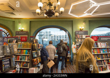 Saint Petersburg, Russia - 20 Settembre 2019: un interno di Dom Knigi, un famoso bookstore di Nevsky Prospect, con la Cattedrale di Kazan visto in una finestra. Foto Stock