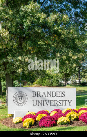 WALTHAM, MA/STATI UNITI D'America - 30 settembre 2019: Brandeis University entrata segno e logo del campus. Foto Stock