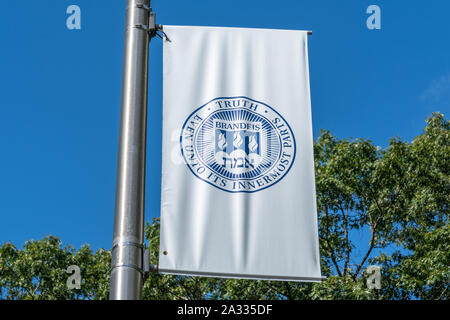 WALTHAM, MA/STATI UNITI D'America - 30 settembre 2019: Brandeis University campus banner e logo del marchio. Foto Stock