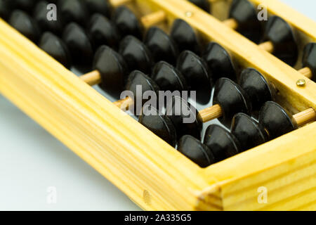 Abacus con perle nero su nero superficie riflettente Foto Stock