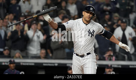 Bronx, Stati Uniti d'America. 04 ott 2019. New York Yankees pastella Giancarlo Stanton reagisce dopo egli cammina contro il Minnesota Twins nella terza inning del 2019 Playoff MLB American League Division Serie di game 1 allo Yankee Stadium di New York City il 4 ottobre 2019. Foto di Ray Stubblebine/UPI Credito: UPI/Alamy Live News Foto Stock