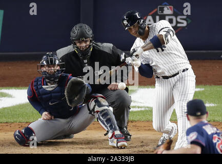 Bronx, Stati Uniti d'America. 04 ott 2019. New York Yankees Gleyber Torres rigidi in 2 viene eseguito con un doppio nella quinta inning contro il Minnesota Twins in gioco 1 della American League Division Series allo Yankee Stadium venerdì 4 ottobre, 2019 nella città di New York. Foto di Giovanni Angelillo/UPI Credito: UPI/Alamy Live News Foto Stock