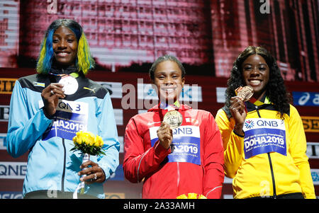 Doha in Qatar. 4 Ott 2019. Medaglia d'oro Salwa Eidnaser (C) del Bahrein, medaglia d'argento Shaunae Miller-Uibo (L) delle Bahamas e medaglia di bronzo Shericka Jackson della Giamaica pongono durante la premiazione per le Donne 400m al 2019 IAAF mondiale di atletica a Doha, in Qatar, Ottobre 4, 2019. Credito: Wang Lili/Xinhua/Alamy Live News Foto Stock