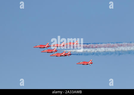 In California, Stati Uniti d'America. 04 ott 2019. Tornando a noi per la prima volta in 11 anni, la British Royal Air Force aerobatic team display frecce rosse battenti aviogetti Hawk trattati Californiana Meridionale residenti a uno spettacolo il venerdì come hanno eseguito una serie di manovre spettacolari sulla costa a Huntington Beach. Essi sono di eseguire come parte del grande Airshow pacifico. Credito: Duncan Selby/Alamy Live News Foto Stock