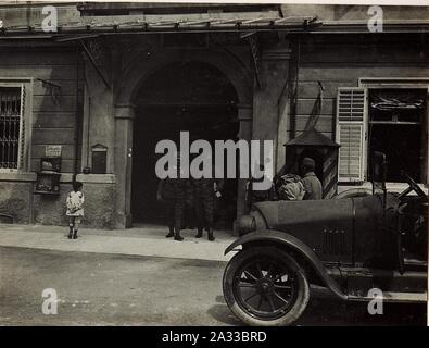 Exzellenz von Hazai verlässt mit Großmajor von Steinhart das Divisionskommando Brunico. Foto Stock