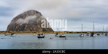 In California, Stati Uniti d'America, 09 Jun 2013: Foschia mattutina a Morro Bay con yacht ancorati. Foto Stock