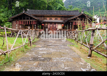 Guilin, Cina, 18 GIU 2014: in legno storici agriturismo a Sanjie Liu giardino paesaggistico. Foto Stock