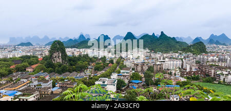Guilin, Cina, 18 GIU 2014: vista panoramica della storica città di Guilin. Foto Stock